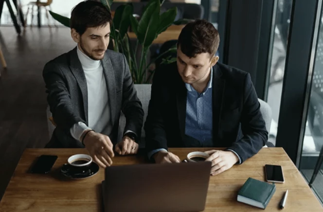 Un entrepreneur débordé qui contacte un expert-comptable sur VISIOcompte pour obtenir de l'aide et gagner du temps